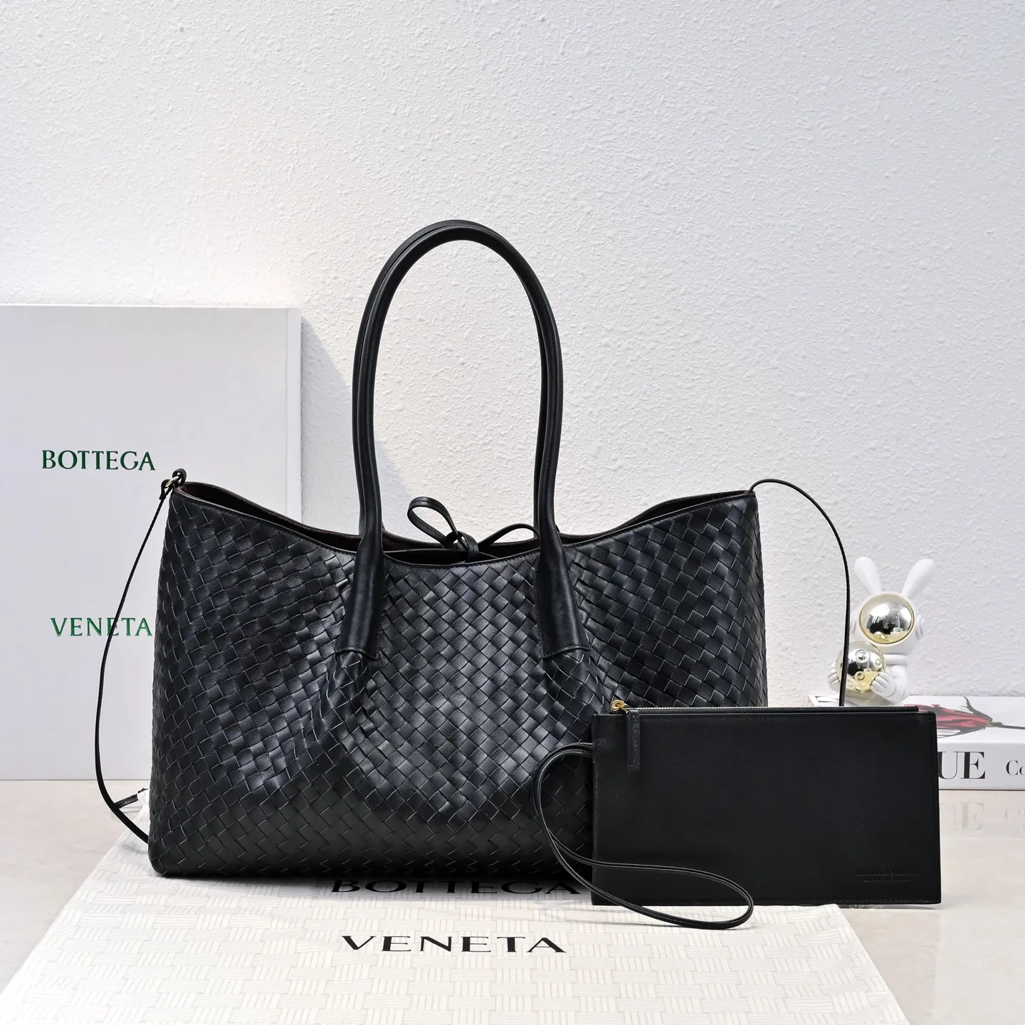 Batch 2660 Bv 2025 early spring series Pinacoteca medium tote handbag. The front is made of classic Intreccia woven cow leather. It is low-key and luxurious. The flip side is made of warm suede. It instantly switches to a lazy and casual style. It has a large internal capacity. It is no pressure to carry a computer for commuting. It is also thoughtfully matched with a small detachable bag. It feels full and full of security. The woven texture is so delicate that you can't put it down. The highlight is that it is super versatile. Come and get your new bag😝 Model: 7166 Size: 23*43*14.5cm
